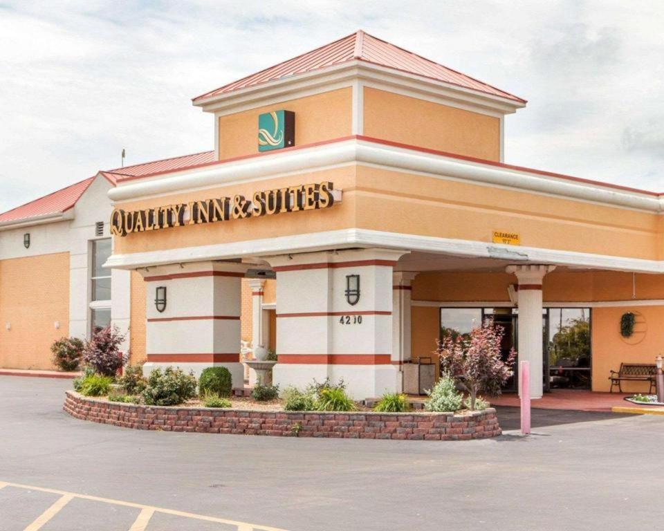 Quality Inn & Suites Kansas City - Independence I-70 East Exterior photo